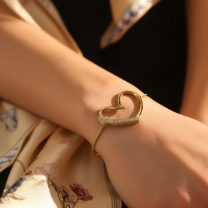 E3447 Orecchini a Cerchio Placcati Oro con Cuore e Cristalli, Design Minimalista Unisex per Uso Quotidiano - Product Image 2