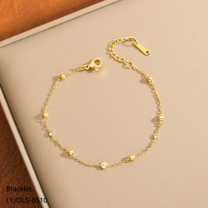Lässiges Vintage-Armband mit personalisiertem, glattem und glänzendem, anlaufbeständigem 18k vergoldetem Edelstahl-Anhänger mit grünem Zirkon - Product Image 2