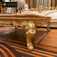 Table basse en marbre rose haut de gamme, pieds sculptés plaqués or, style baroque premium, pièce maîtresse