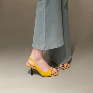 Sandalias de tacón alto para mujer, estilo francés, con punta cuadrada, una sola tira, punta abierta, tacón delgado negro, sin espalda, para vestidos de verano - Product Image 4