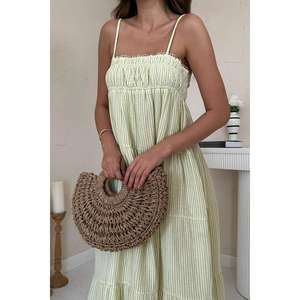 ชุดเดรสผ้ามัสลินลายทางสีเขียวเอวยางยืด สายเดี่ยว ทรงหลวม ระบายอากาศได้ดี สวมใส่สบายทุกวัน ผ้าทอ - Product Image 1