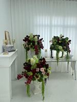 Arrangement personnalisé de lys calla élégants rose pâle, centre de table suspendu avec fleurs d'amarante, boule de fleurs vertes et blanches de 65 cm