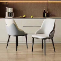 Chaise de luxe minimaliste en fer et cuir PU, avec un design durable, pieds en métal, haut de gamme pour la maison, le bureau et l'hôtel