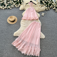 Ensemble deux pièces plissé pour femme avec haut sans manches et jupe longue à lacets, idéal pour l'été