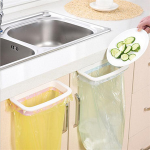 Soporte para bolsas de basura montado en la puerta de la cocina, estante de plástico de diseño minimalista para uso en la cocina - Product Image 1