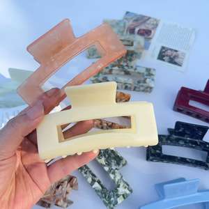 مشابك شعر كبيرة الحجم بتصميم عصري وألوان صلبة من الأسيتات مع شعار، إكسسوار أنيق للاستخدام اليومي - Product Image 4