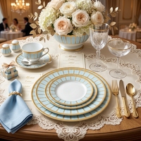 Assiettes à dîner en porcelaine rayées géométriques bleu clair, vaisselle de table pour hôtel, restaurant, mariage, bordure dorée, vaisselle en céramique