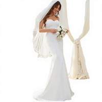 Robe de mariée sirène moderne personnalisée en satin drapé, grande taille, avec décolleté cœur, dos nu et découpes, coupe queue de poisson