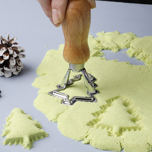 แม่พิมพ์คุ้กกี้รูปต้นคริสต์มาสแม่พิมพ์ซิงค์อัลลอยและไม้โอ๊คเป็นมิตรต่อสิ่งแวดล้อมเหมาะสำหรับใช้ในการตัดและอบแม่พิมพ์ตัด - Product Image 2