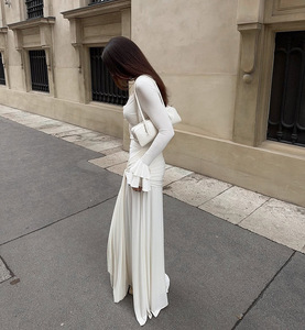 Robe longue maxi moulante blanche glamour pour femme, col en V profond, avec empiècements en dentelle, manches longues, drapée, taille nouée, idéale pour soirée romantique, mariage ou événement. - Product Image 3