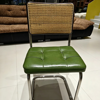 Chaise cantilever moderne du milieu du siècle avec dossier en rotin et coussin en cuir, chaise de salle à manger vintage pour la maison et le café