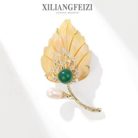 XILIANGFEIZI Nouvelle Broche Feuille en Cuivre, Zircon, Coquillage Naturel, Perle d'Eau Douce et Agate pour Hommes et Femmes, Collection Automne