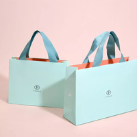 Sacs à provisions de luxe en carton imprimés de logo personnalisé pour cosmétiques vêtements chaussures Festival accessoires de mode poignées en papier
