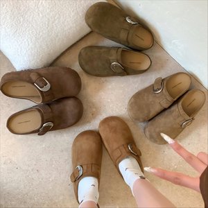 Mules en daim pour femmes, sabots à enfiler, pantoufles plates à bout ouvert avec boucle métallique et sangle réglable pour l'extérieur et l'intérieur - Product Image 1