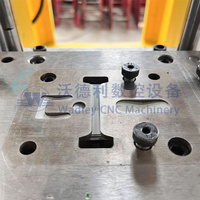 Machine de fabrication d'angles en acier haute résistance VODLEY J60T avec moteur pour profilés d'angle de poutres transversales d'étagères d'entrepôt