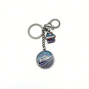 Porte-clés en métal léger avec motif de flamant rose de la Camargue en France, finition émaillée plaquée or rose pour les voyages - Product Image 3