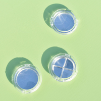 Boîtier compact rond transparent personnalisé avec logo pour poudre de maquillage, fard à joues, illuminateur, fard à paupières pigmenté et correcteur, avec compartiment.