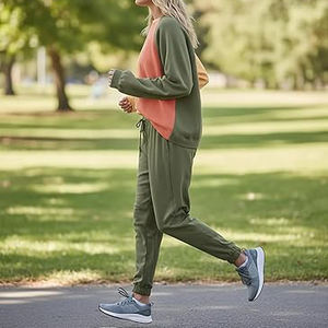 Conjunto Deportivo de Dos Piezas para Mujer con Logotipo Personalizado, Sudadera con Capucha y Pantalones Deportivos, Transpirable, de Secado Rápido y Ligero - Product Image 3