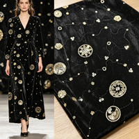 Tissu en velours noir A047 avec broderie de sequins et perles à motif ondulé doré pour robes de soirée et jupes midi