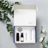 Boîtes cadeaux artisanales de luxe en matériaux recyclés, avec logo imprimé sur mesure, rigides, recyclables, revêtement UV quadricolore, pour cosmétiques et articles de papeterie.