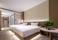 Suite de mobilier de chambre d'hôtel moderne Marriott 5 étoiles, lit sur mesure, placage de bois massif, tête de lit LED à intensité variable, appartement, villa