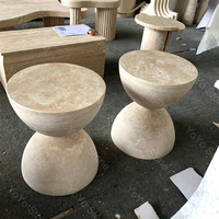 Table basse contemporaine faite à la main en travertin beige naturel, avec plateau rond et base conique solide, pour projet de penthouse