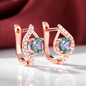 Pendientes Huggie E2773 en Oro Rosa con Cristal en Forma de Gota y Diamantes de Imitación Redondos con Corte Brillante y Engaste de Garra, Joyería de Moda para Fiesta para Mujer - Product Image 3