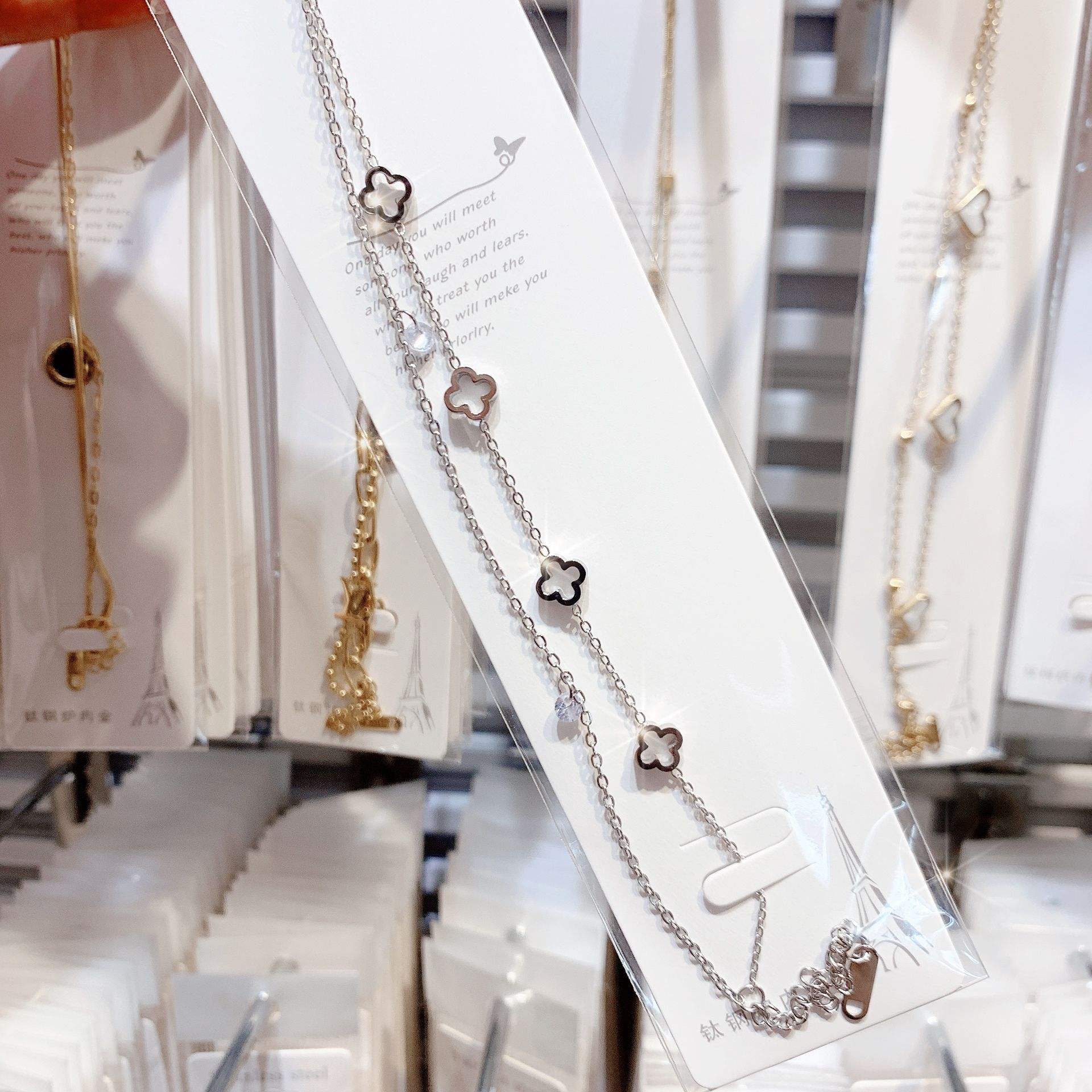 Bracciale in acciaio color acciaio con doppio zircone incastonato e design cavo