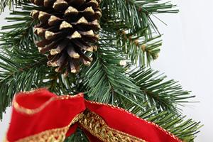 พวงหรีดคริสต์มาสประดับตกแต่งบ้าน ทำจากพีวีซี พร้อมกิ่งสนประดิษฐ์และของขวัญรูปทรงโคนสน - Product Image 3