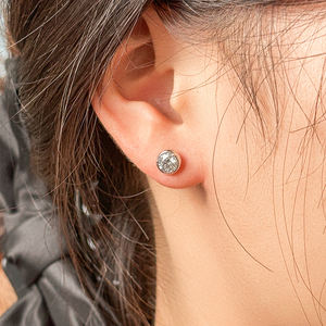 Pendientes de Botón con Diamantes Cultivados en Laboratorio, Corte Redondo de 1 Quilate, DEF VS, Oro de 18 Quilates - Product Image 1