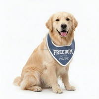 Modernes Luxus-Denim-Halstuch mit Buchstaben-Print, doppelten Metall-Druckknöpfen und Freedom-Slogan für Hunde und Katzen – Dreieckiges Outdoor-Halstuch für Welpen