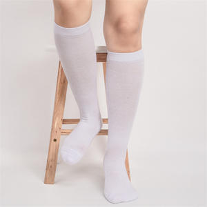 Chaussettes blanches chirurgicales d'hôpital <span class=keywords><strong>de</strong></span> <span class=keywords><strong>bas</strong></span> anti-embolie <span class=keywords><strong>de</strong></span> genou 15-20mmHg avec des chaussettes <span class=keywords><strong>de</strong></span> compression personnalisées blanches <span class=keywords><strong>de</strong></span> trou d'inspection - Product Image 6