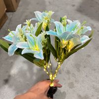 Lampu Taman Lily 7 Kepala Tenaga Surya LED IP65 70cm Lampu Luar Ruangan Dekoratif Pernikahan Bunga Buatan yang Dapat Dimasukkan ke Tanah.