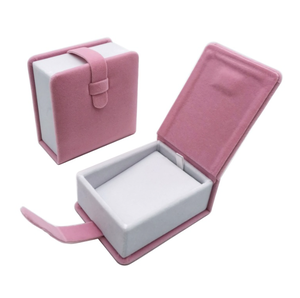Boîte à bijoux en velours rose haut de gamme faite à la main avec sangle assortie à l'extérieur et tissu intérieur doux et délicat - Product Image 1