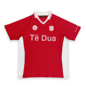 Camiseta de fútbol roja de equipo personalizado a la moda, diseño de número de sublimación, camiseta de fútbol clásica callejera con cuello en V - Product Image 2