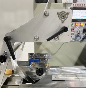 เครื่องพันฟิล์ม/ฟอยล์/พลาสติกแบบอัตโนมัติ SPK700 พร้อมมอเตอร์ไฟฟ้า ความแม่นยำสูง สำหรับห่อและติดกาวสินค้าประเภทต่างๆ เช่น หมอน ของใช้ทั่วไป - Product Image 5