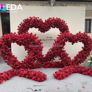 Arche de fleurs artificielles en soie rouge en forme de cœur LEDA pour scène, pelouse extérieure ou vitrine le jour de la Saint-Valentin - Product Image 1