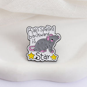 Spilla a Forma di Topo con Scritta '<span class=keywords><strong>Word</strong></span> Play Mouse Pin Rats' Invertita, Design Divertente con Orecchie Rosa e Roditore Grigio per Accessori di Humor Linguistico - Product Image 3