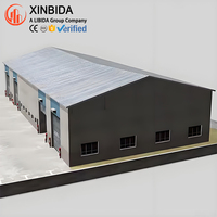 Entrepôt préfabriqué en structure métallique de taille moyenne, bâtiment industriel à ossature métallique pour le stockage logistique de marchandises générales