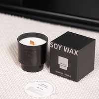 Pot à bougie en métal de luxe noir et or mat avec base étagée, mèche en bois, bougie parfumée en cire de soja pour la décoration moderne de la maison