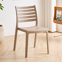 Chaises de salle à manger empilables modernes haut de gamme en gros, durables, imperméables, écologiques, pour villa, école, maison, bar