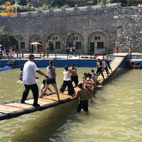 Parc aquatique de l'aire de jeux estivale avec piscine, jeux de balançoires et grand pont suspendu