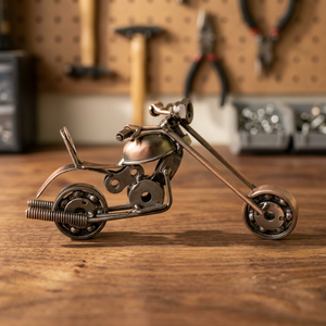 Modelo de Motocicleta Chopper de Metal Vintage Hecho a Mano |   Escultura de Bicicleta de Hierro Reciclado Industrial para Decoración de Mesa y Regalos B2B - Product Image 3