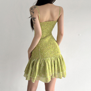 Robe Camisole Vert Frais Style Vacances à Petits Imprimés Floraux, Col en V, Froncée et Courte avec Nœud - Product Image 5