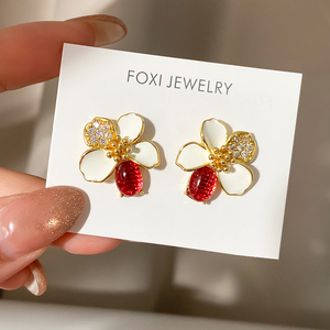 Pendientes Coreanos Chapados en Oro de 18K, Pendientes Florales Vintage con Gemas Rojas y Esmalte Blanco para Mujer - Product Image 1