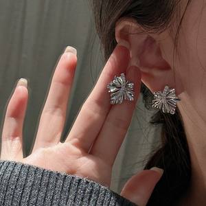 ต่างหูเงินแท้ S925 รูปใบเมเปิล สไตล์ฝรั่งเศส ย้อนยุค เรียบหรู ดีไซน์ทันสมัย ประดับเพชร ดีไซน์แบบห้อย - Product Image 1