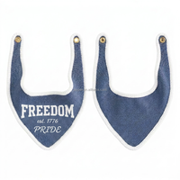 Modernes Luxus-Denim-Halstuch mit Buchstaben-Print, doppelten Metall-Druckknöpfen und Freedom-Slogan für Hunde und Katzen – Dreieckiges Outdoor-Halstuch für Welpen