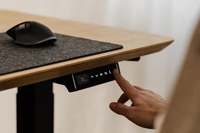 Escritorio Ergonómico Certificado por la UE, Mesa de Trabajo Inteligente con Motor Individual para Trabajar de Pie o Sentado, con Silla de Oficina Ergonómica