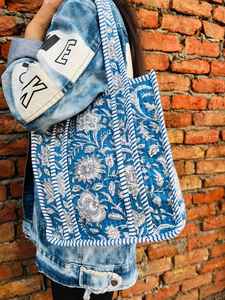 Sac fourre-tout en coton matelassé à motif floral, conçu pour un transport confortable toute la journée et un style de vie durable et réutilisable - Product Image 2