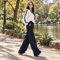 Ensemble de survêtement personnalisé OEM pour femme : Sweat-shirt à col en V avec bande latérale et pantalon large – Survêtement décontracté – Fabricant sous marque privée